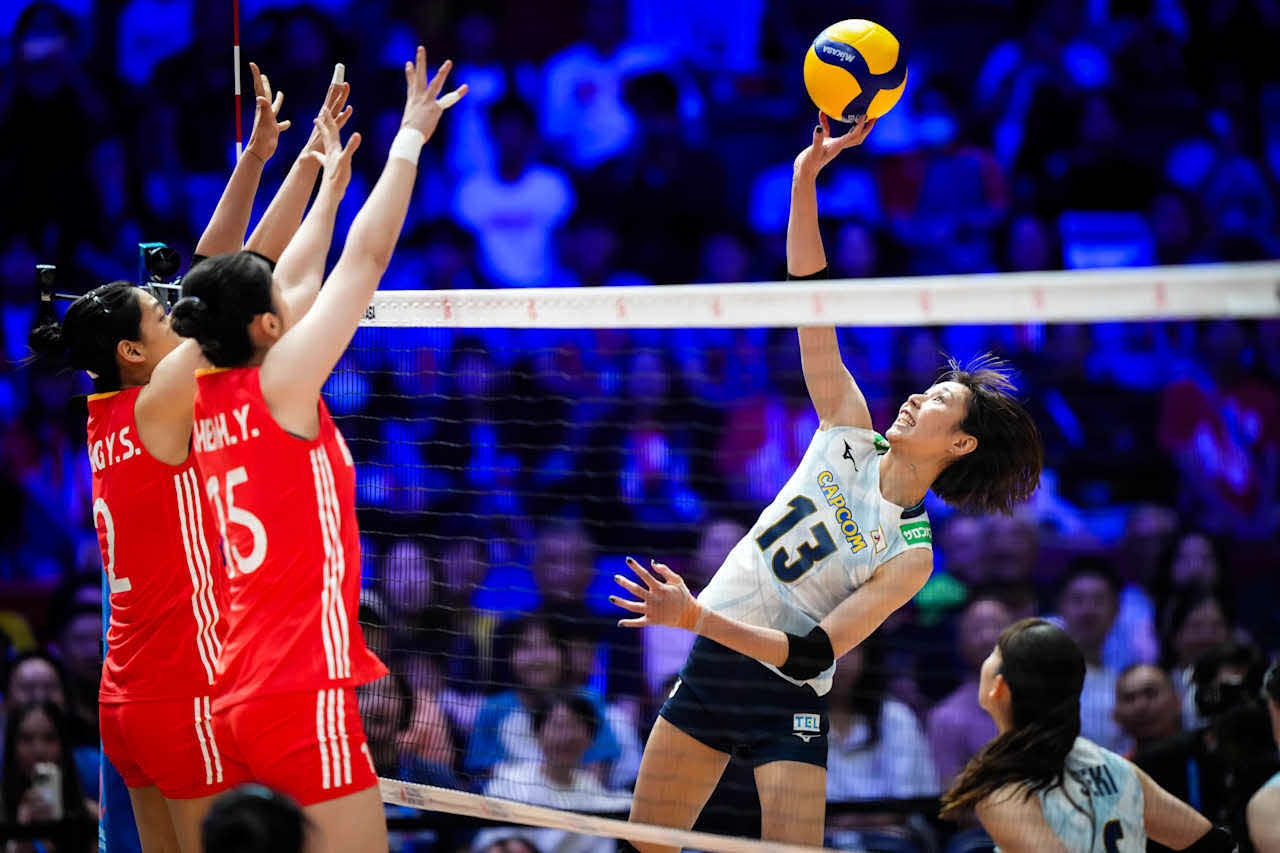 スパイクを打つ女子日本代表の和田（C）FIVB