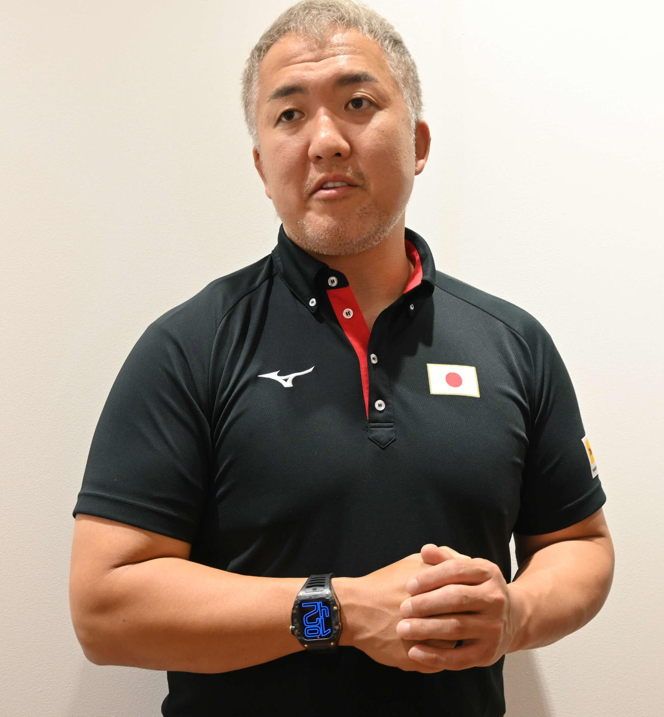 柔道世界選手権を終えて帰国した男子鈴木桂治監督（撮影・飯岡大暉）