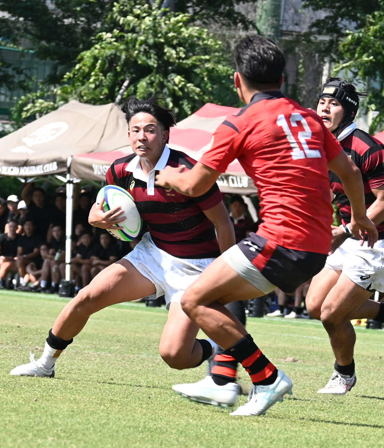 鋭い突破を披露する早大の服部（撮影・飯岡大暉）