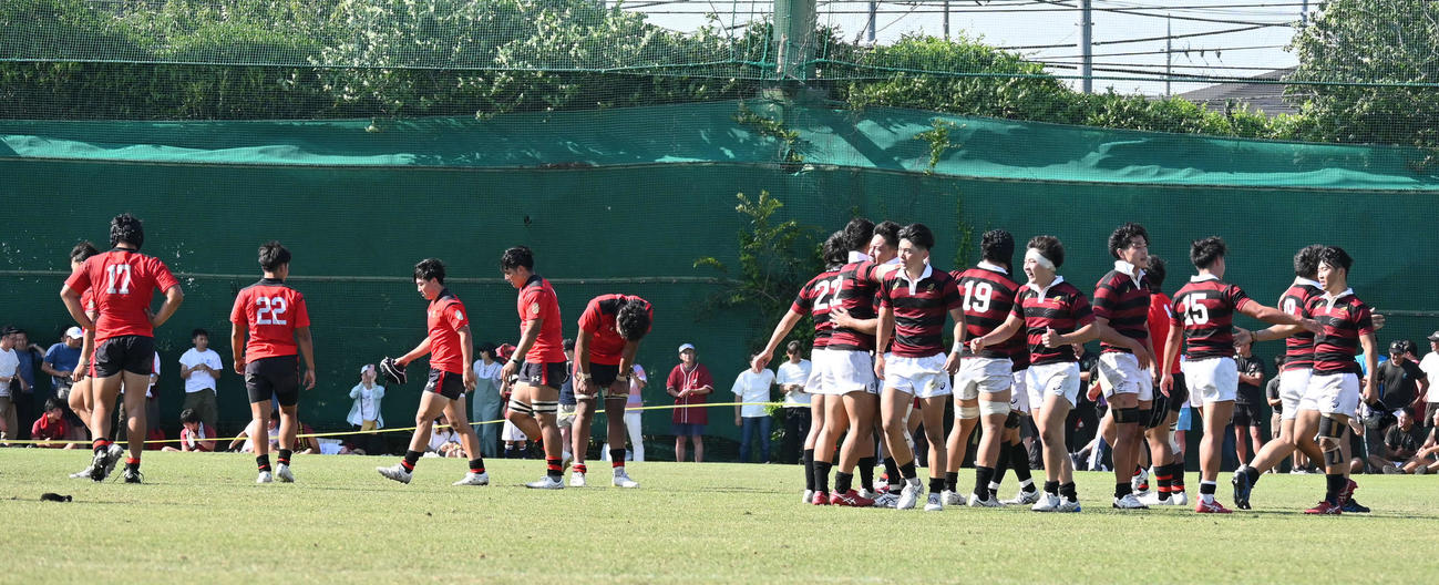 帝京大に勝利して喜ぶ早大のメンバー（撮影・飯岡大暉）