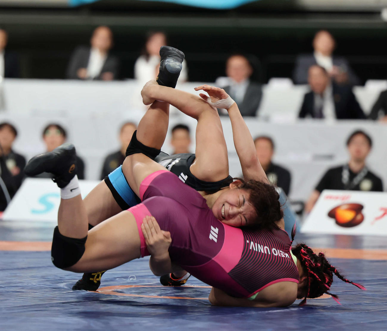 女子62キロ級プレーオフ　尾崎対元木　元木（上）は尾崎を果敢に攻める（撮影・山本朝陽）
