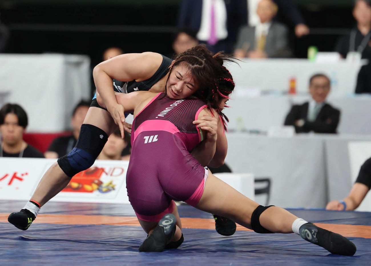 明治杯　全日本選抜レスリング選手権大会　4日目　女子62キロ級　尾崎対元木　元木（奥）は尾崎を攻める（撮影・山本朝陽）