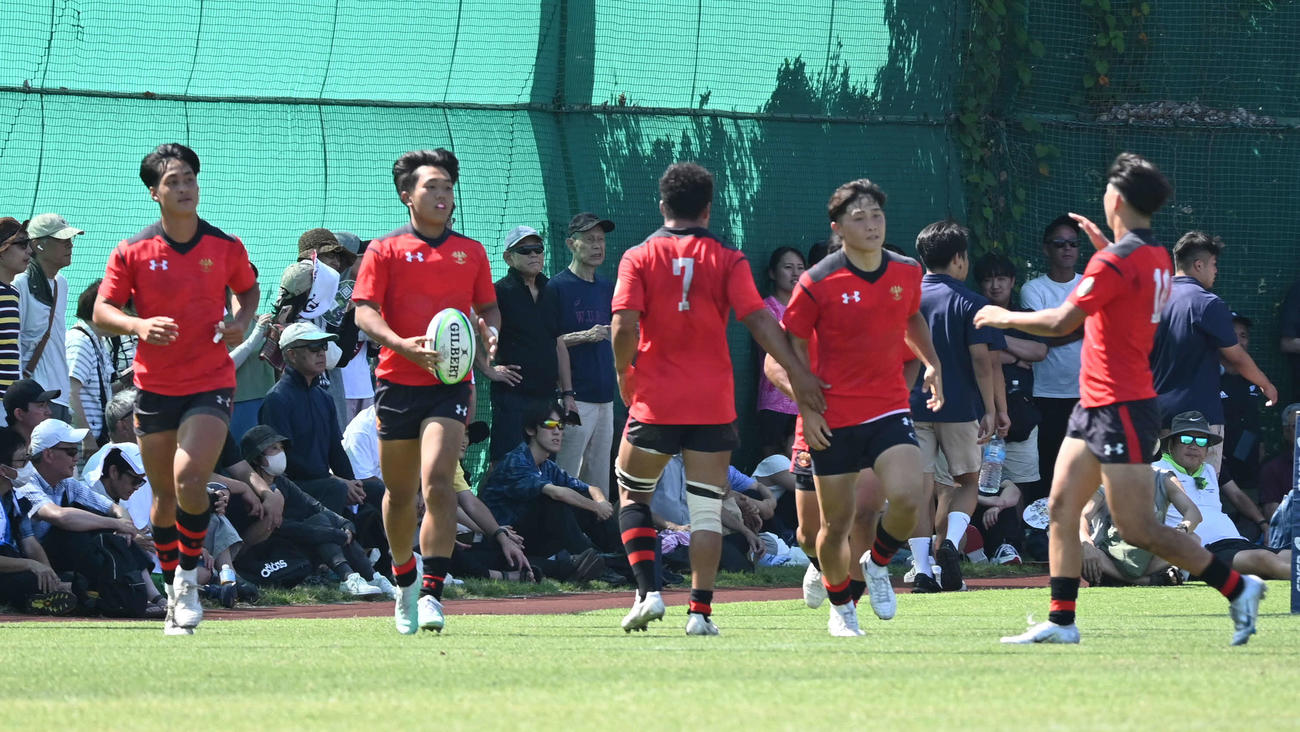 トライを決めて喜ぶ帝京大1年の吉田琉生（左から2人目）（撮影・飯岡大暉）