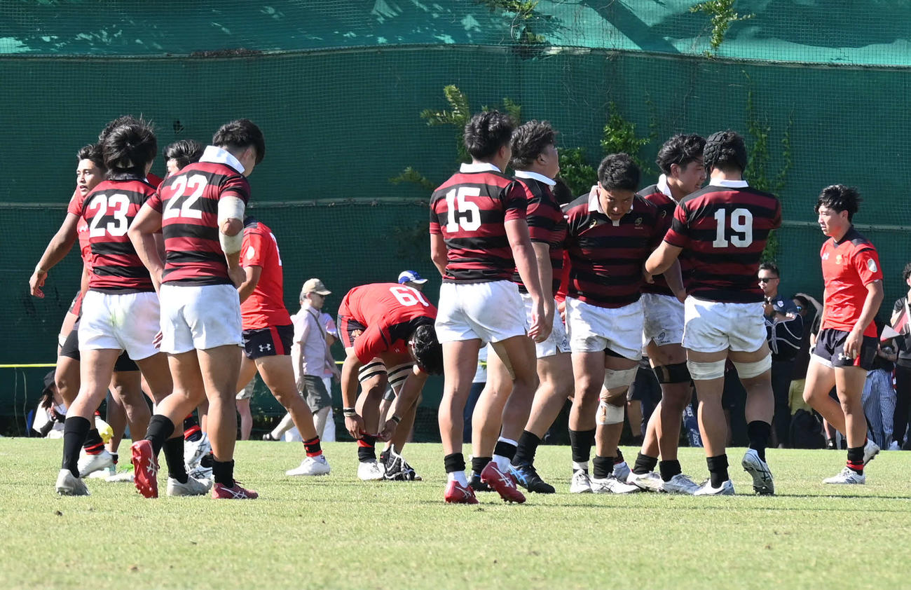 帝京大に勝利して喜ぶ早大のメンバー（撮影・飯岡大暉）
