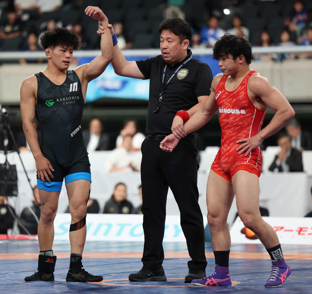 シニア世界選手権大会代表選考会　男子フリースタイル65キロ級　プレーオフ　田南部対清岡　清岡（左）は田南部を破り、世界選手権出場を決める（撮影・山本朝陽）