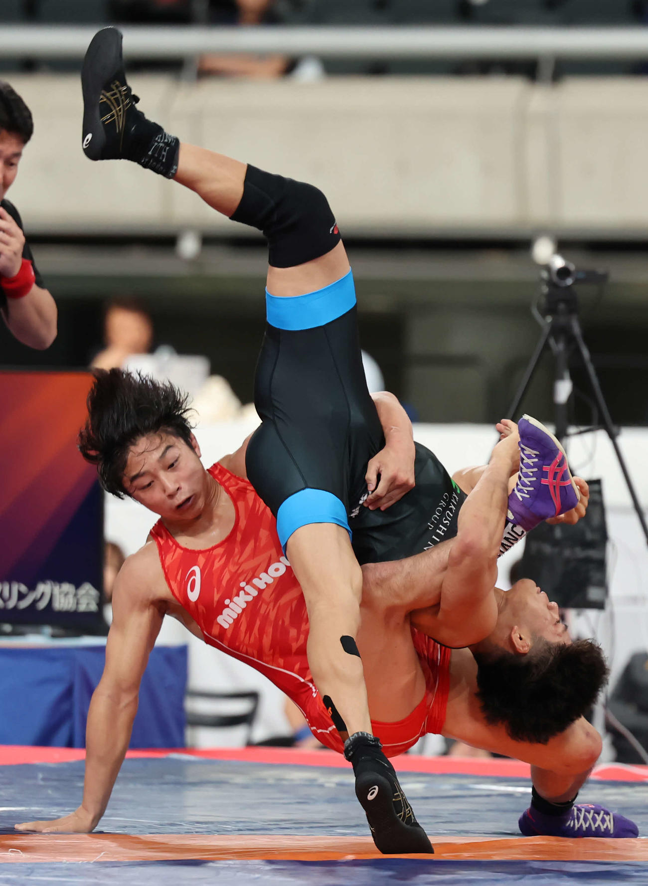 シニア世界選手権大会代表選考会　男子フリースタイル65キロ級　プレーオフ　田南部対清岡　清岡（上）は田南部を持ち上げ投げ技を決める（撮影・山本朝陽）