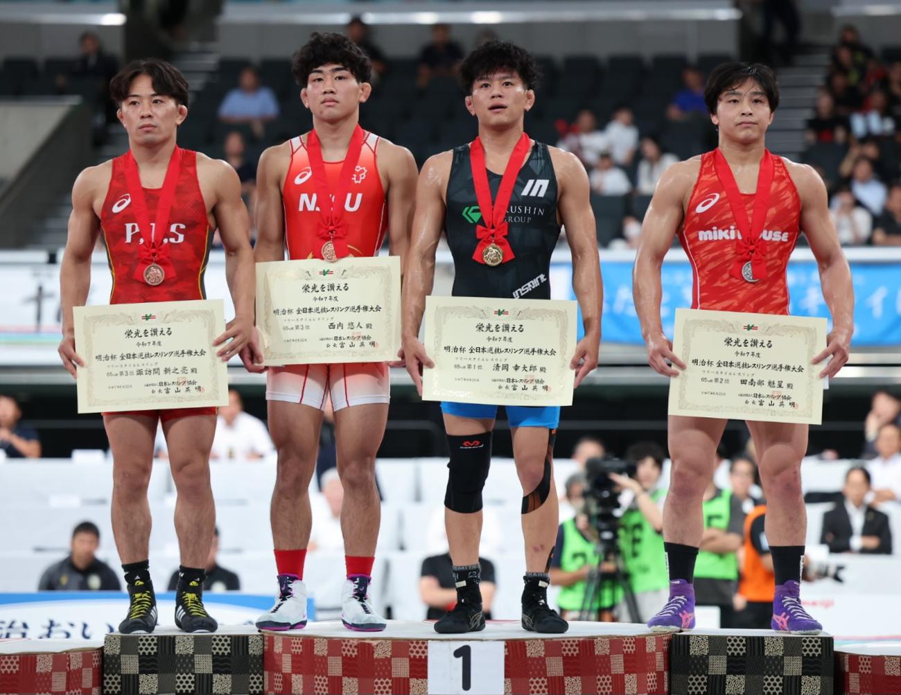 明治杯　全日本選抜レスリング選手権大会　4日目　男子フリースタイル65キロ級　表彰式に登壇した、左から、3位諏訪間、3位西内、1位清岡、2位田南部（撮影・山本朝陽）