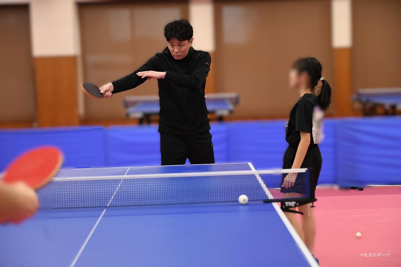 春休み卓球強化キャンプで指導する倉嶋洋介氏（左）（HLBスポーツ提供）