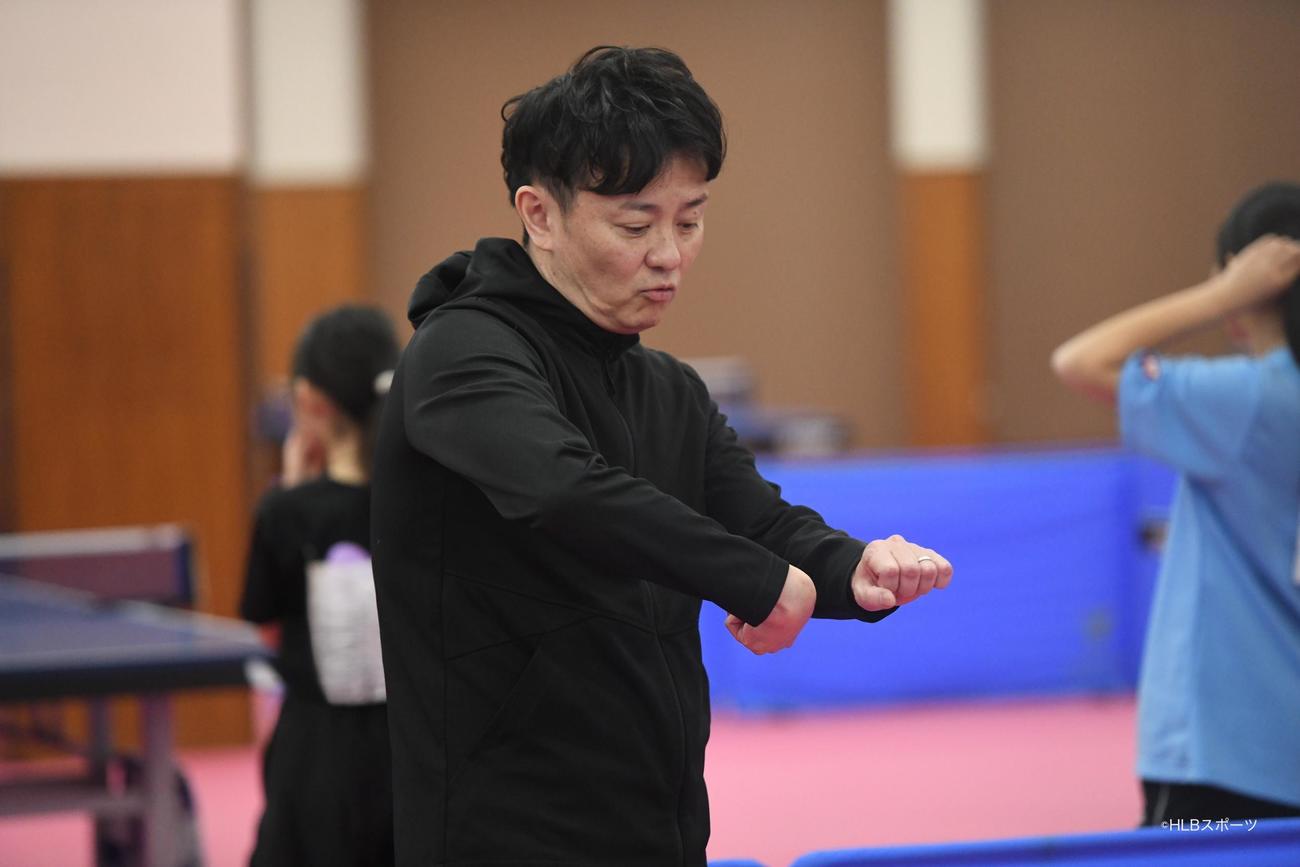 春休み卓球強化キャンプで指導する倉嶋洋介氏（HLBスポーツ提供）