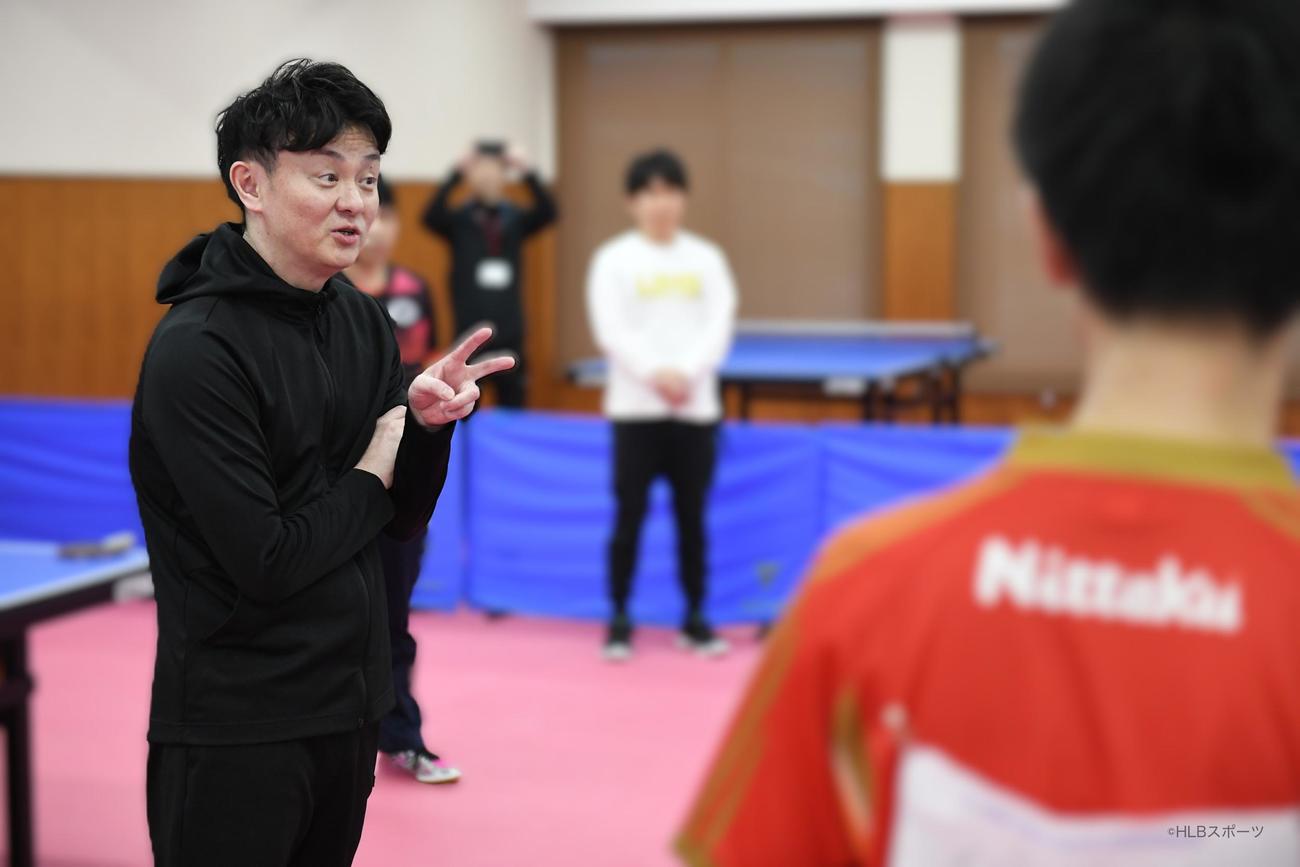 春休み卓球強化キャンプで指導する倉嶋洋介氏（左）（HLBスポーツ提供）