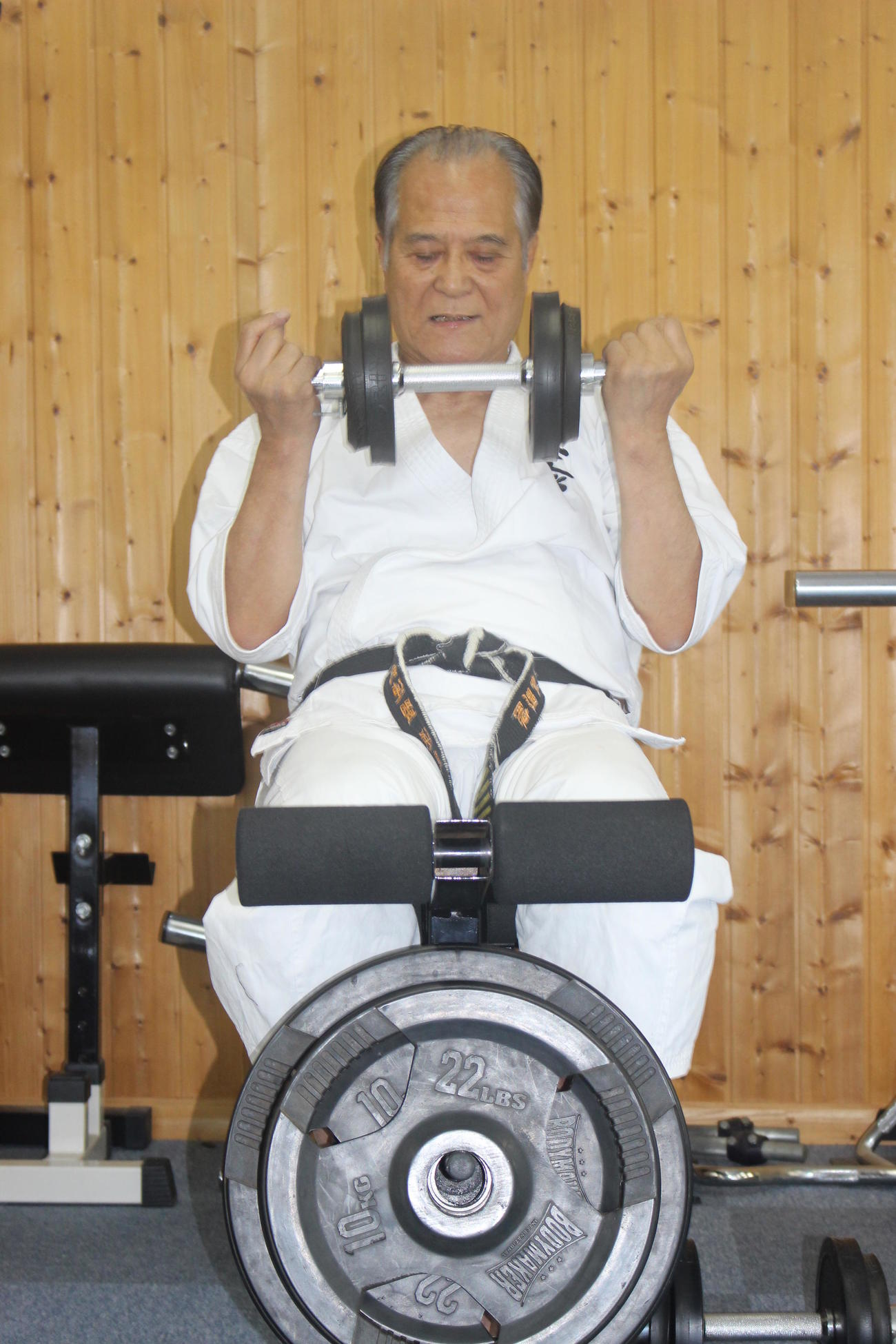 1人で稽古に励む“極真の龍”の異名を取った山崎照朝さん。筋力トレーニングも欠かさなかった（2020年4月19日撮影）