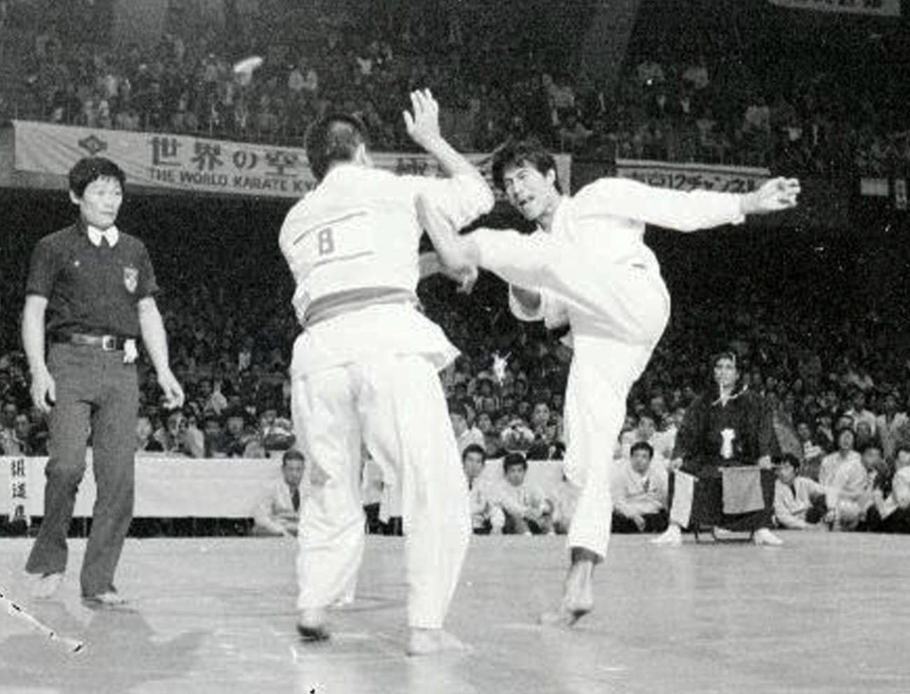 73年11月、全日本空手道選手権　決勝　盧山初雄対山崎照朝　蹴りを浴びせる山崎照朝（右）（1973年11月撮影）