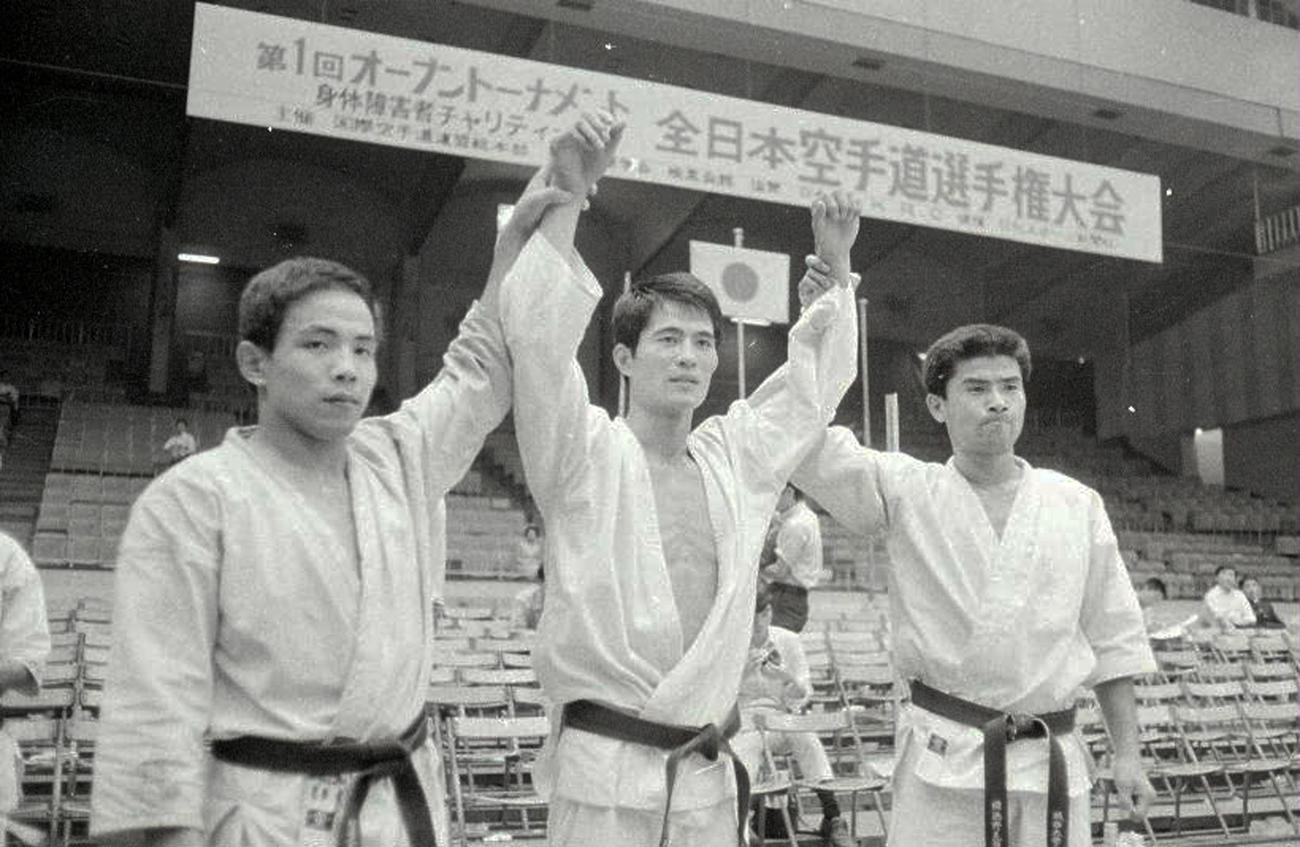 第1回オープン全日本空手道選手権　3位の長谷川一幸（左）2位の添野義二から両手をあげられて祝福を受ける山崎照朝（1969年9月撮影）
