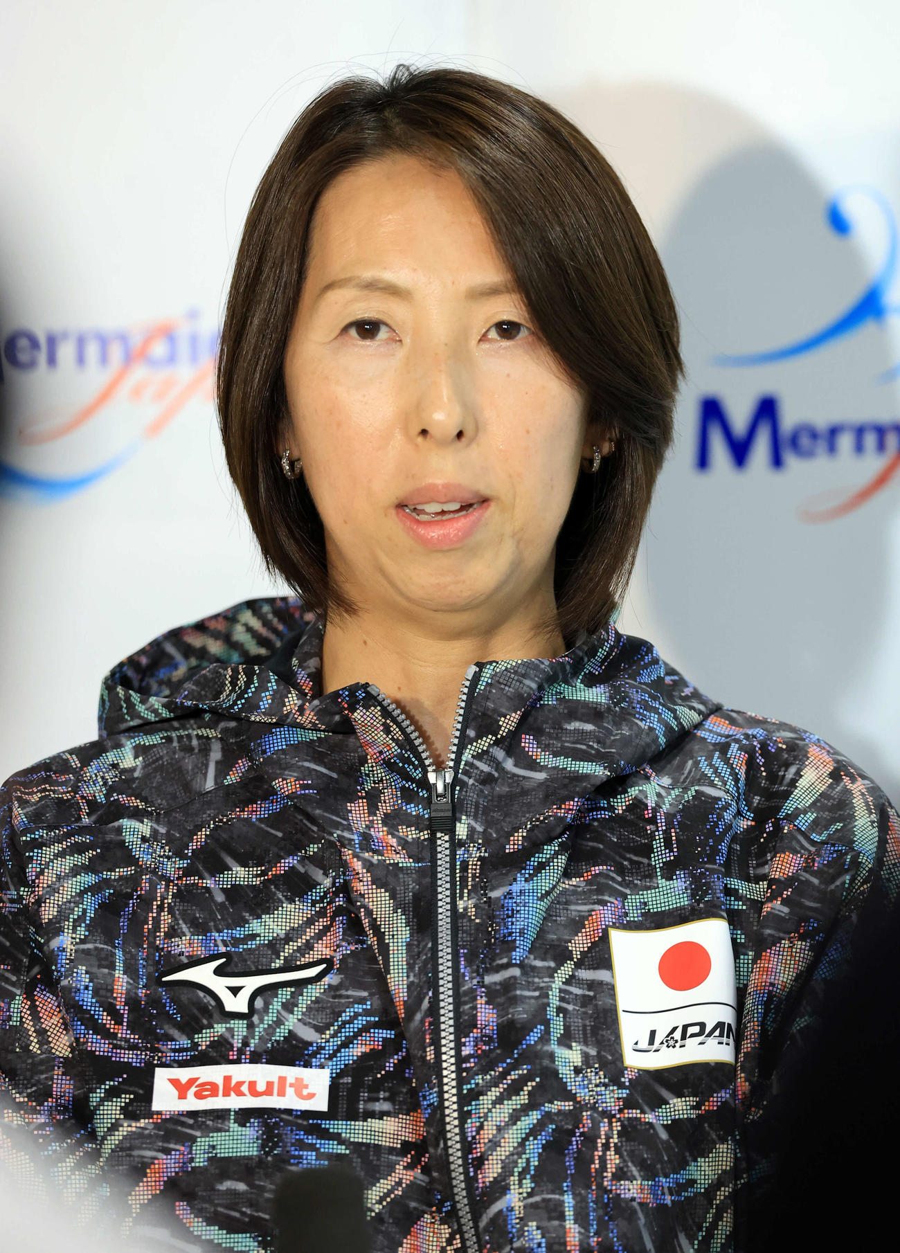 来月の世界水泳に向けてのアーティスティックスイミング公開練習で、取材に答える宮川ヘッドコーチ（撮影・浅見桂子）