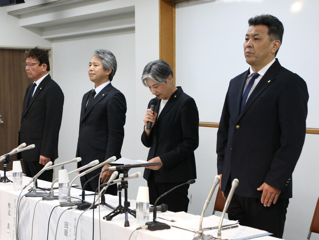 国士舘男子柔道部不祥事に関して説明謝罪会見する、左からスポーツプロモーションセンター美納サブチーフ・スポーツ・ディレクター、熊迫副学長、田原学長、武井学生部長（2025年6月20日撮影）