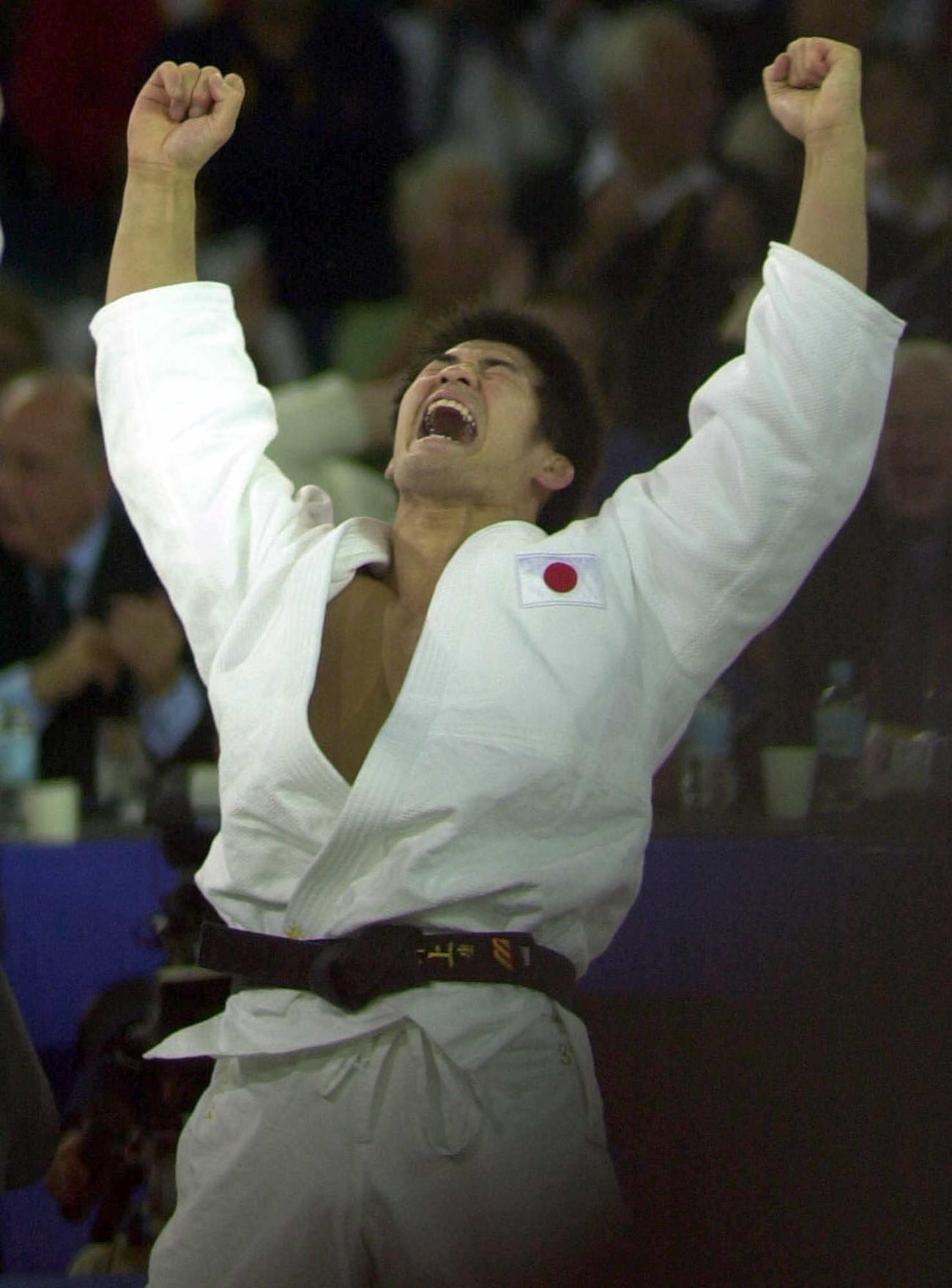 シドニー五輪柔道男子100キロ級決勝戦　ギルを破った井上康生はガッツポーズ（2000年9月撮影）