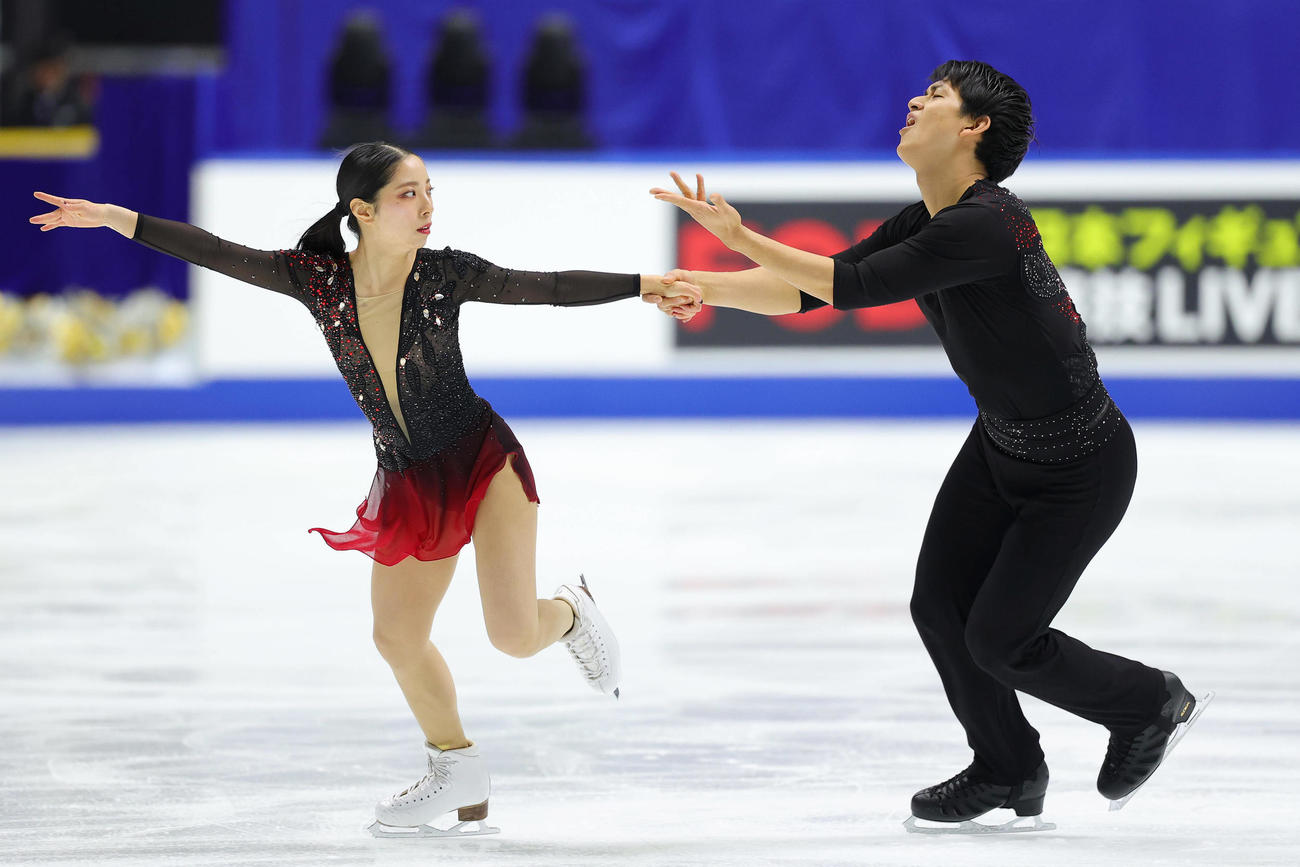 2024年12月22日、第93回全日本フィギュアスケート選手権大会・最終日　ペアフリーで演技する三浦（左）、木原組