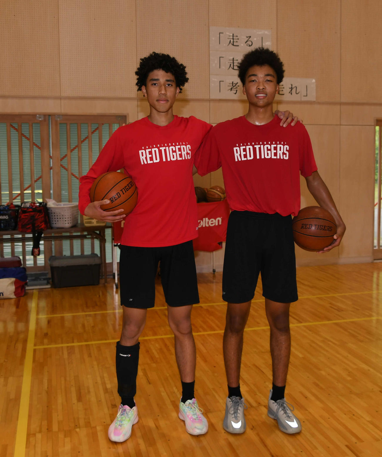 U16日本代表入りを目指すホーキンス（左）とイヘツ
