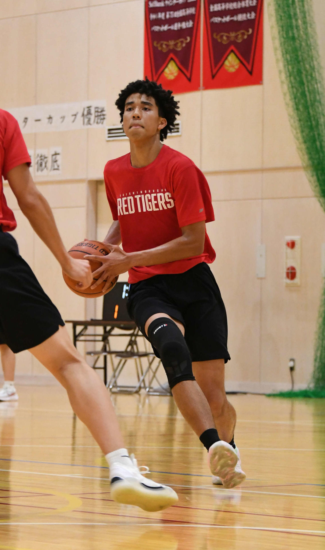 練習でリング下に切り込むホーキンス