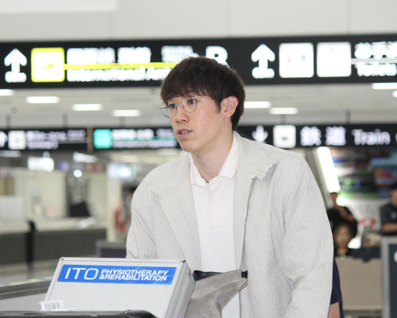 成田空港に帰国した石川（撮影・勝部晃多）