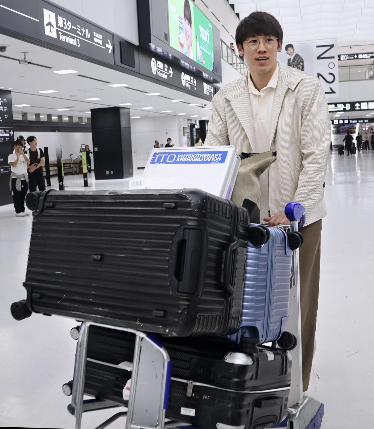 シーズンを終え、イタリアから帰国したバレーボール男子の石川祐希（共同）