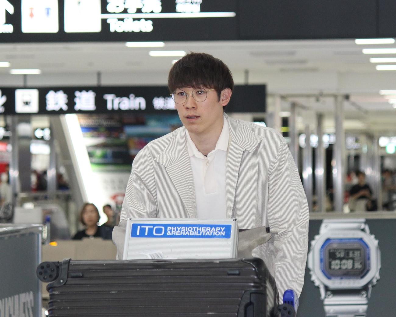 成田空港に帰国した石川（撮影・勝部晃多）