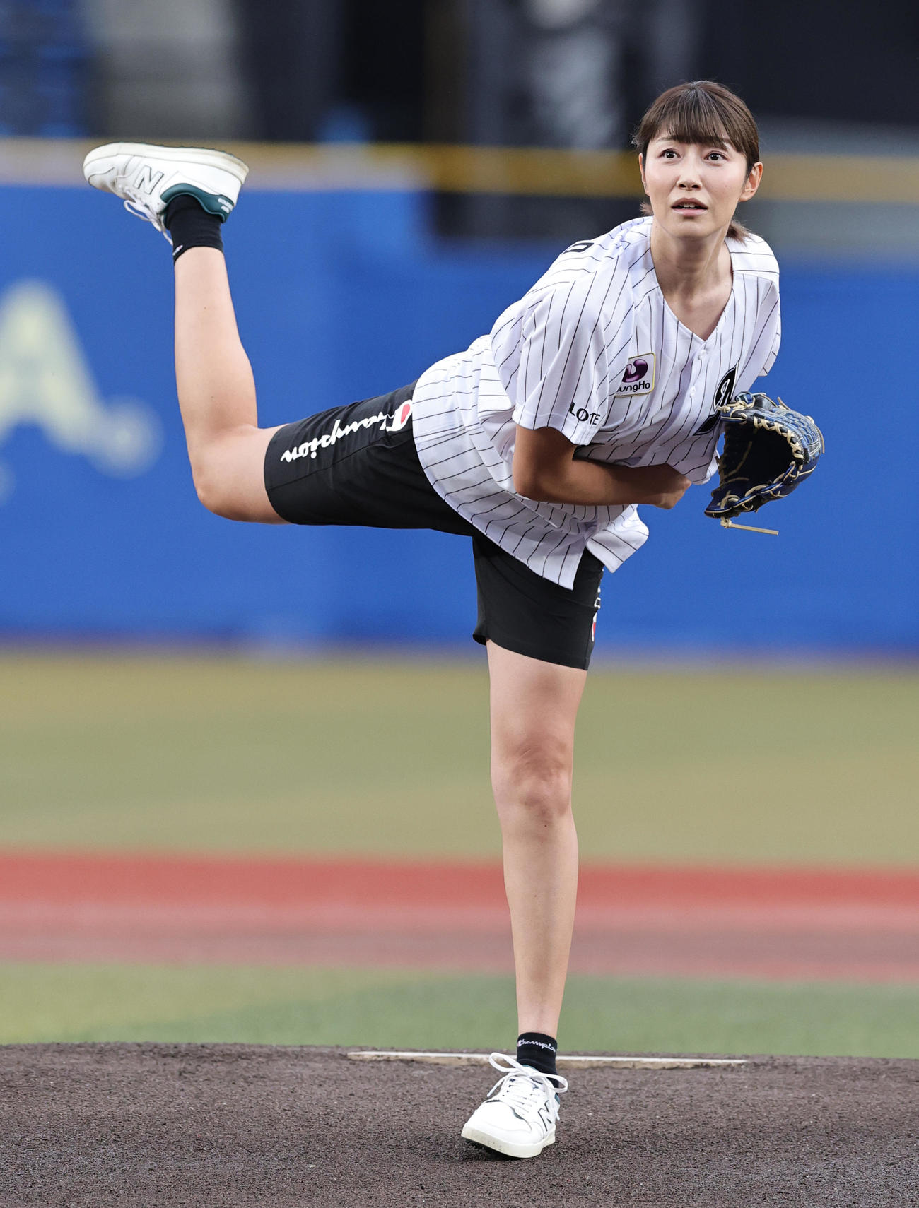ロッテ対巨人の始球式を行った狩野舞子さん＝25年6月24日
