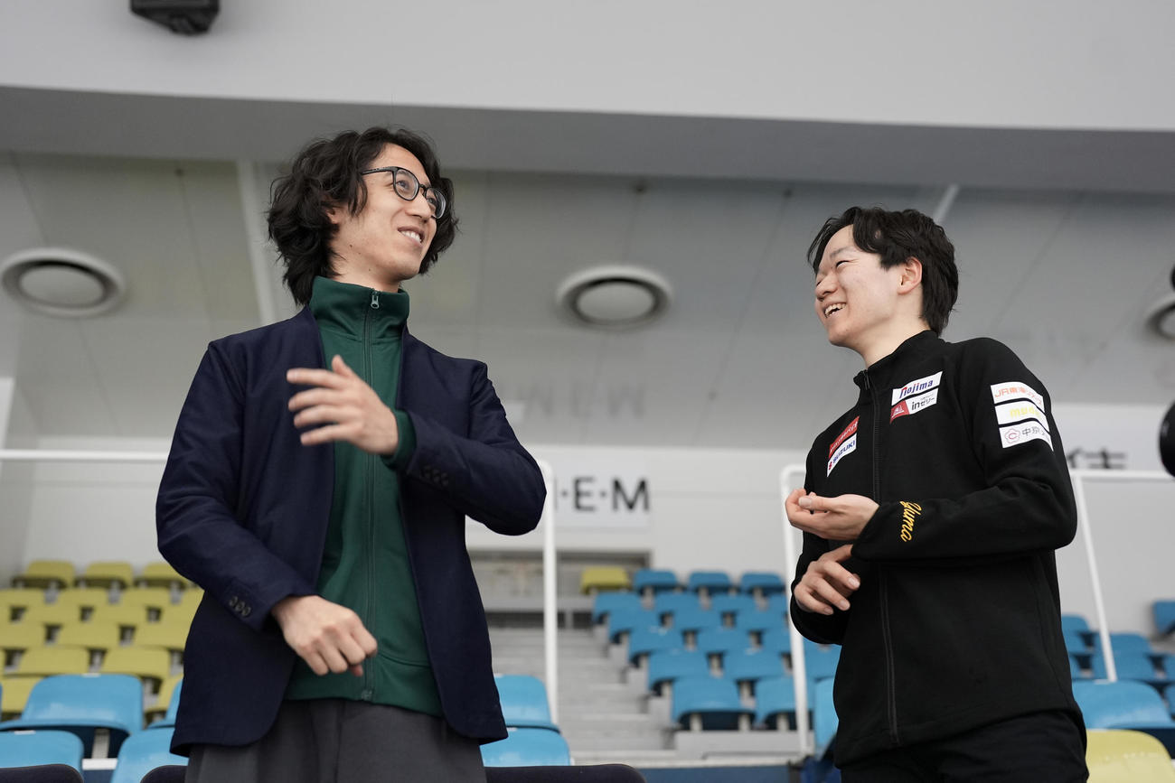 鍵山優真（右）の練習場を訪れて談笑する角野隼斗（C）シャッターズ