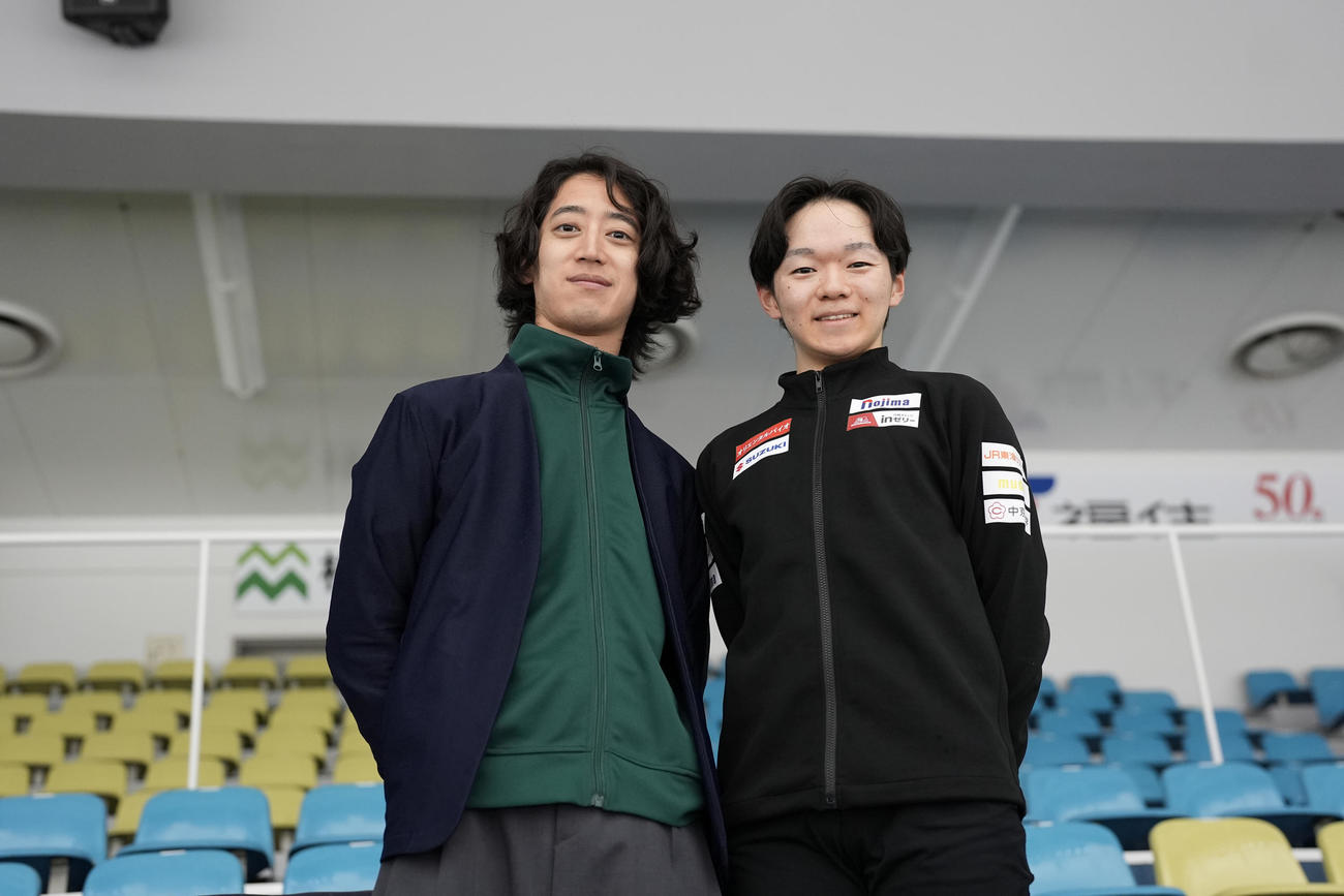 鍵山優真（右）の練習場を訪れてインスピレーションを得た角野隼斗（C）シャッターズ