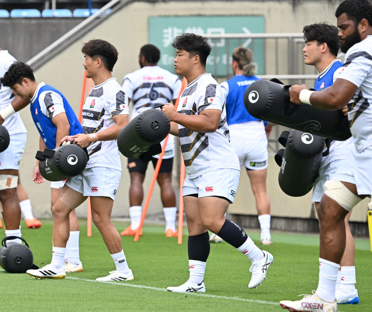 マオリ・オールブラックス戦に向け調整する江良（中央）ら選手たち（撮影・千葉一成）