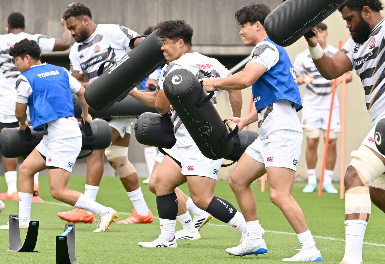 マオリ・オールブラックス戦に向け調整する江良（中央）ら選手たち（撮影・千葉一成）