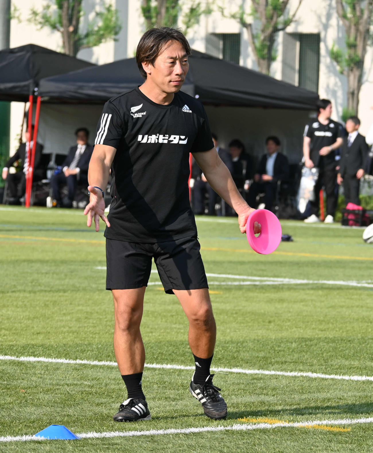学習院大の生徒たちに指導する三宅敬氏（撮影・飯岡大暉）