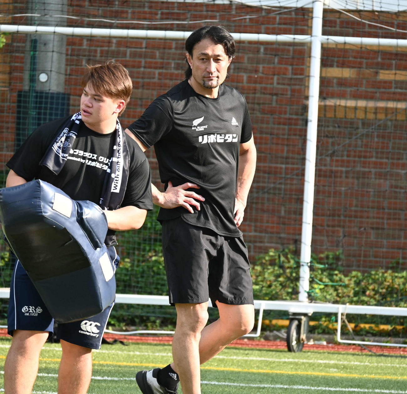 学習院大の生徒たちに指導する大野均氏（撮影・飯岡大暉）
