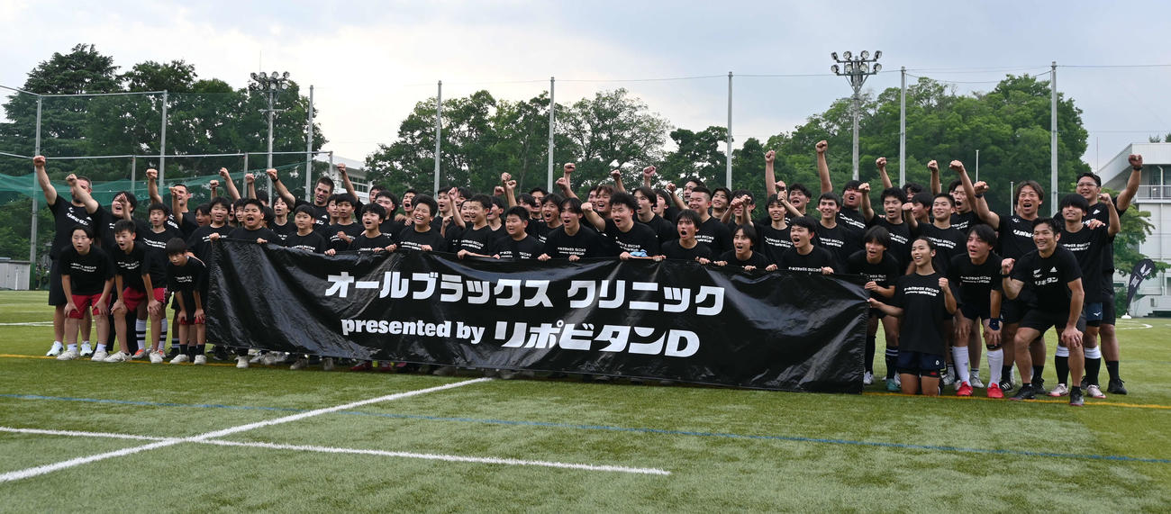 「オールブラックス　ラグビークリニック　presented by　リポビタンD」に参加した学習院大の生徒たち（撮影・飯岡大暉）