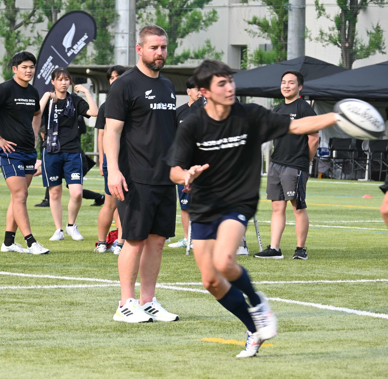 学習院大の生徒たちを指導するラグビー元ニュージーランド代表のデイン・コールズ氏（撮影・飯岡大暉）