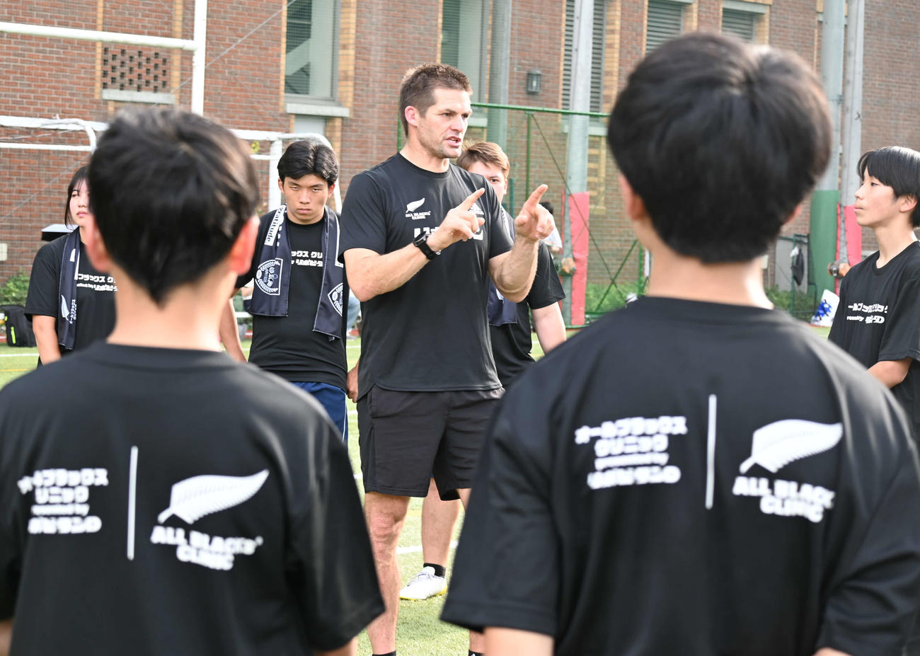 学習院大の生徒たちに指導するラグビー元ニュージーランド代表のリッチー・マコウ氏（撮影・飯岡大暉）