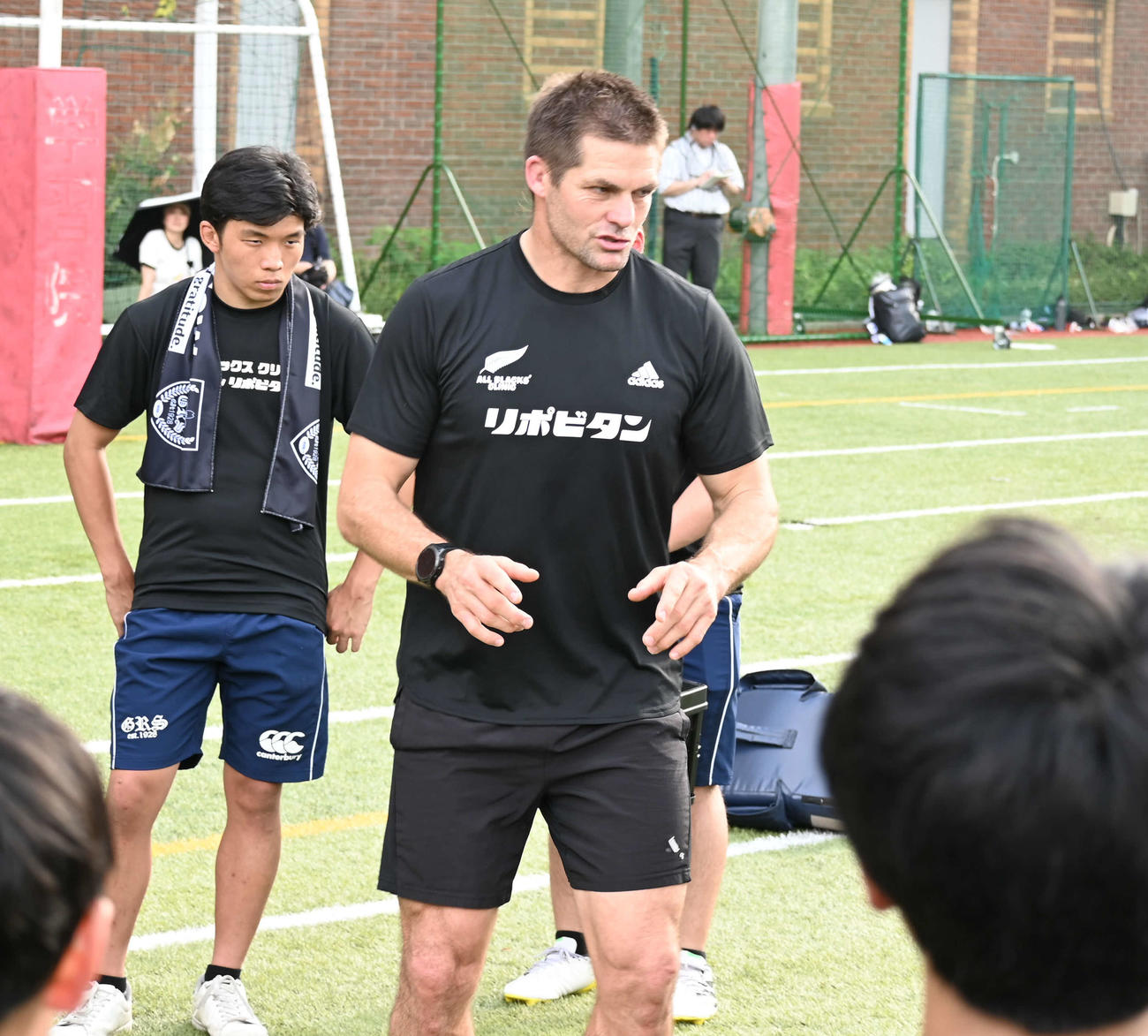 学習院大の生徒たちに指導するラグビー元ニュージーランド代表のリッチー・マコウ氏（撮影・飯岡大暉）