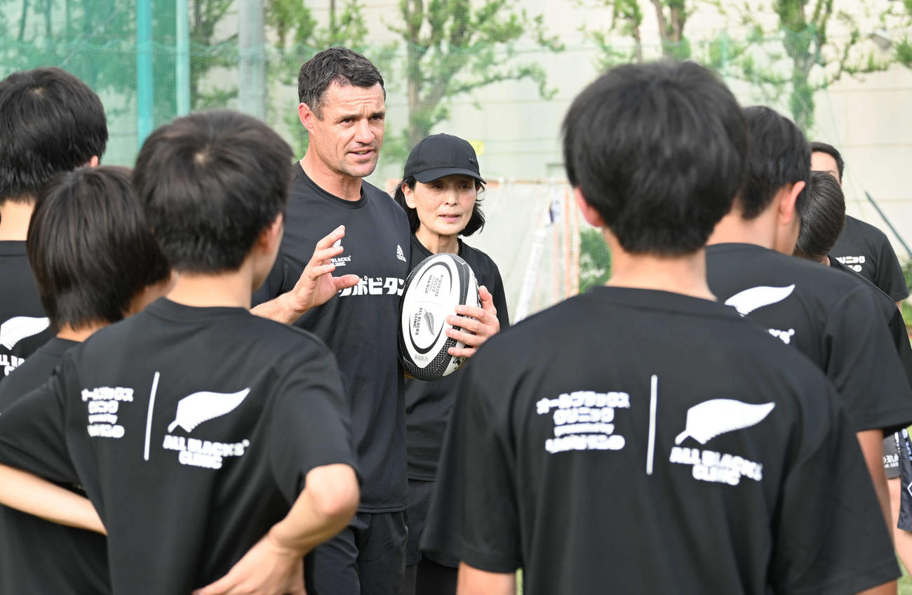 学習院大の生徒たちを指導するラグビー元ニュージーランド代表のダン・カーター氏（撮影・飯岡大暉）