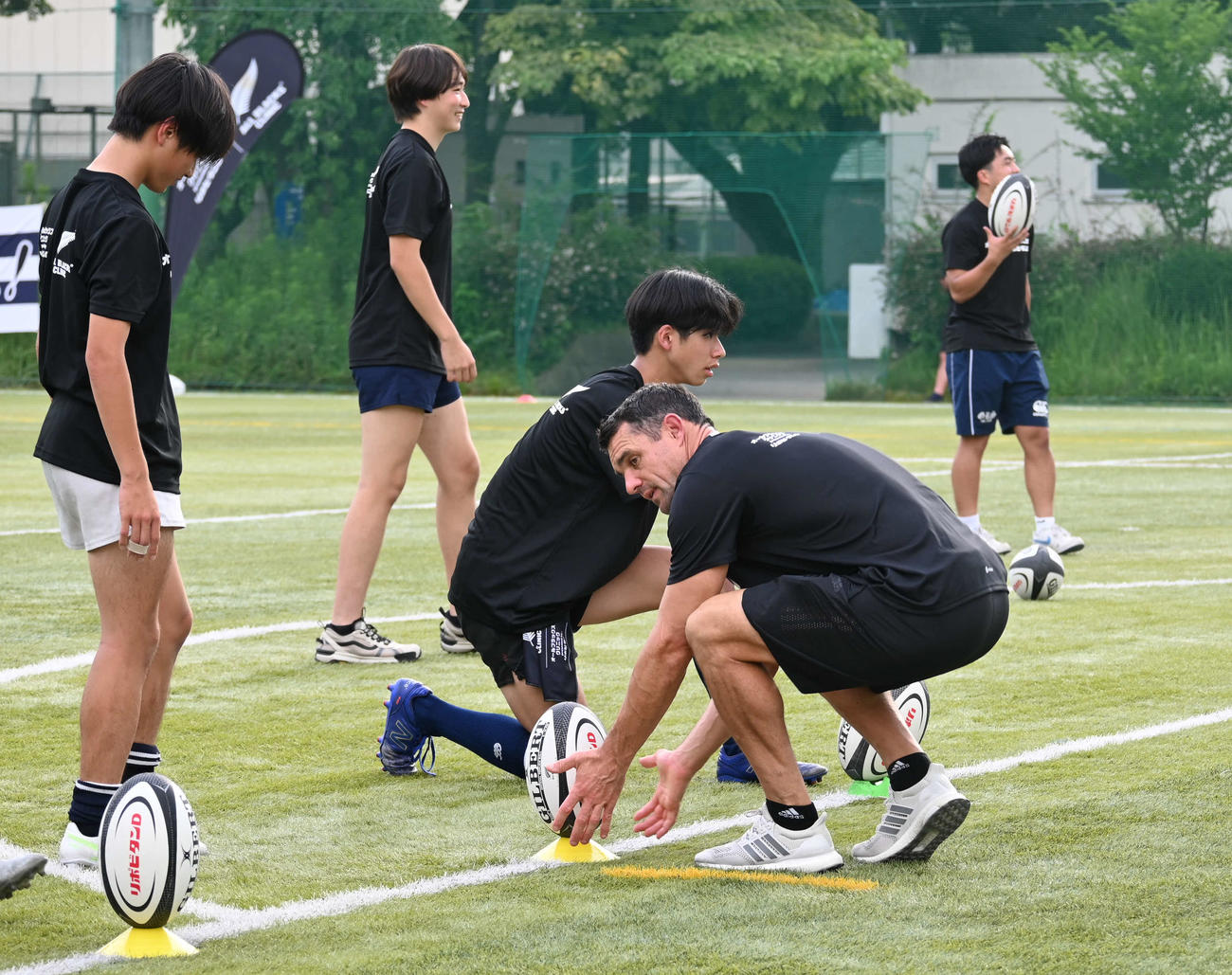 学習院大の生徒たちを指導するラグビー元ニュージーランド代表のダン・カーター氏（撮影・飯岡大暉）