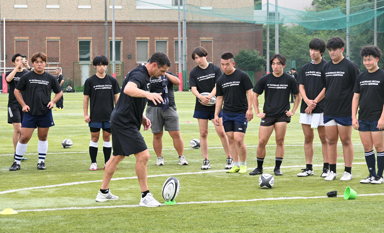 学習院大の生徒たちにキックを指導するラグビー元ニュージーランド代表のダン・カーター氏（撮影・飯岡大暉）