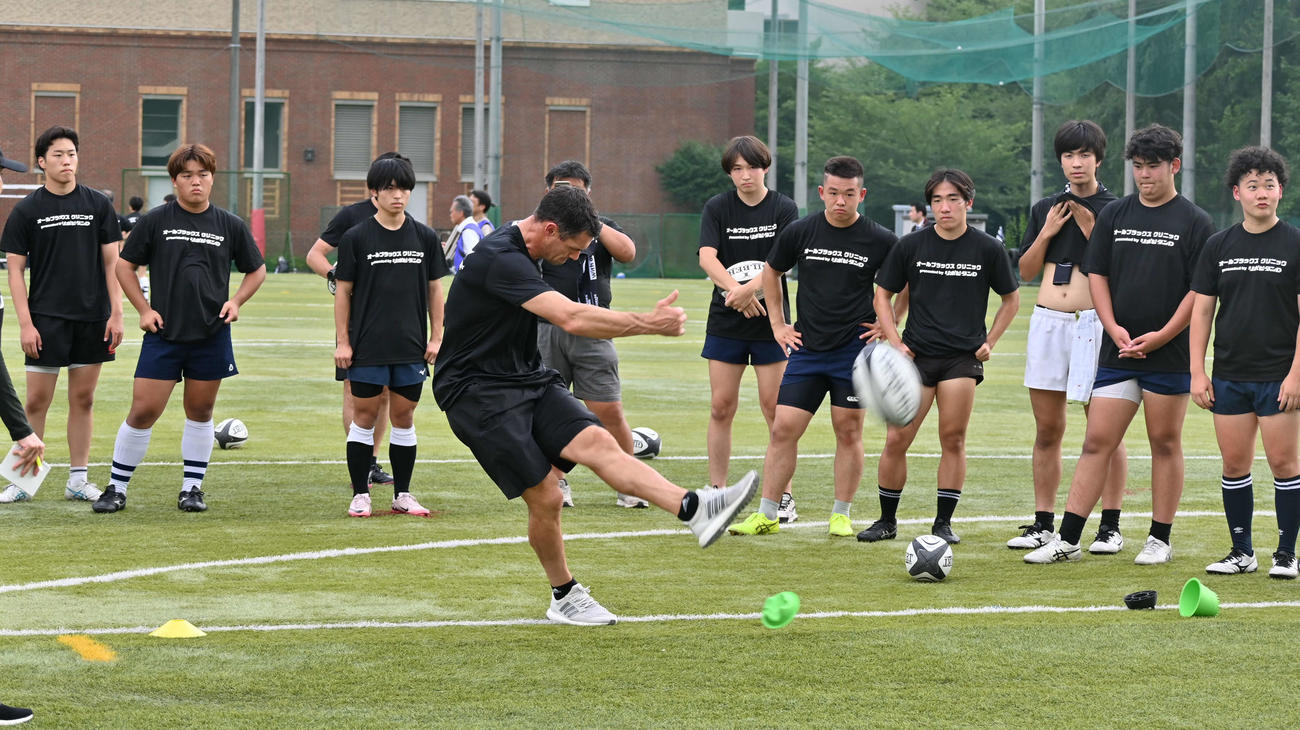 学習院大の生徒たちにキックを指導するラグビー元ニュージーランド代表のダン・カーター氏（撮影・飯岡大暉）