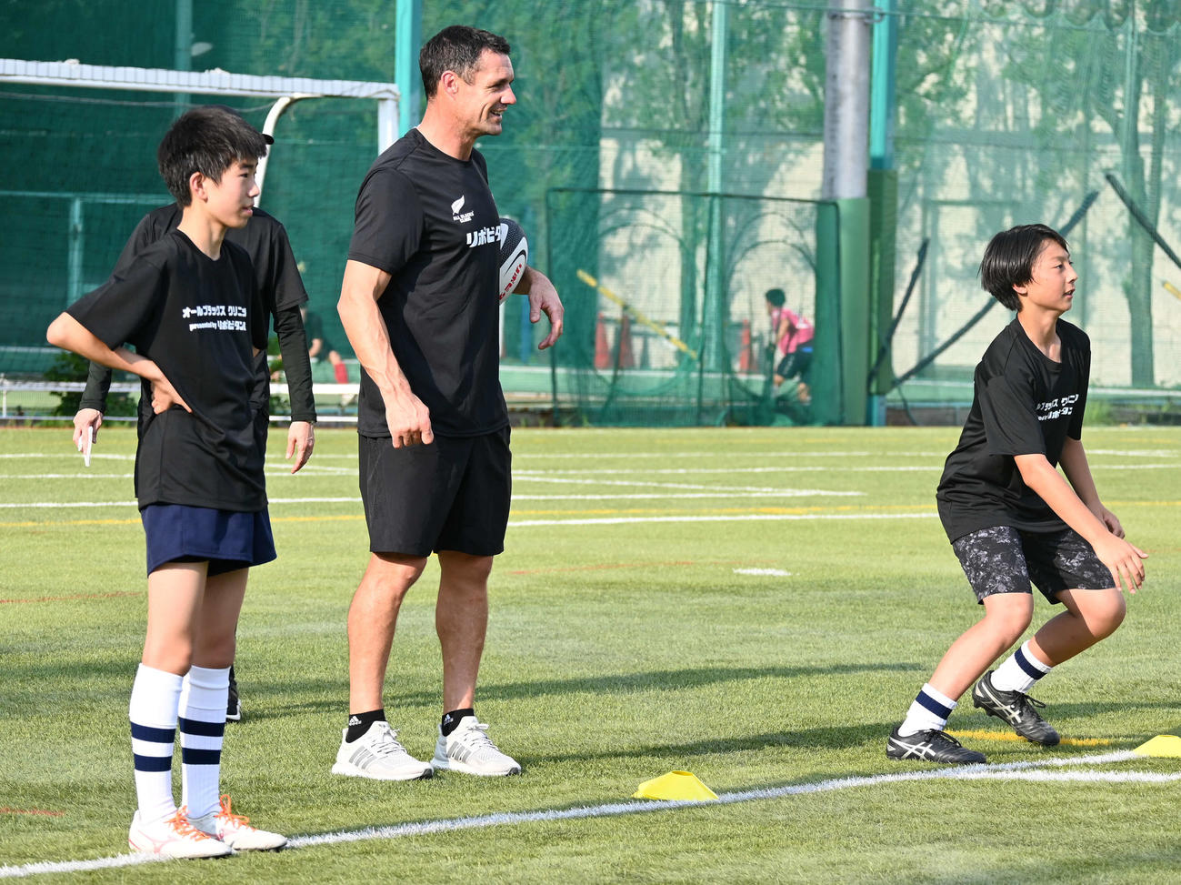 学習院大の生徒たちにキックを指導するラグビー元ニュージーランド代表のダン・カーター氏（中央）（撮影・飯岡大暉）