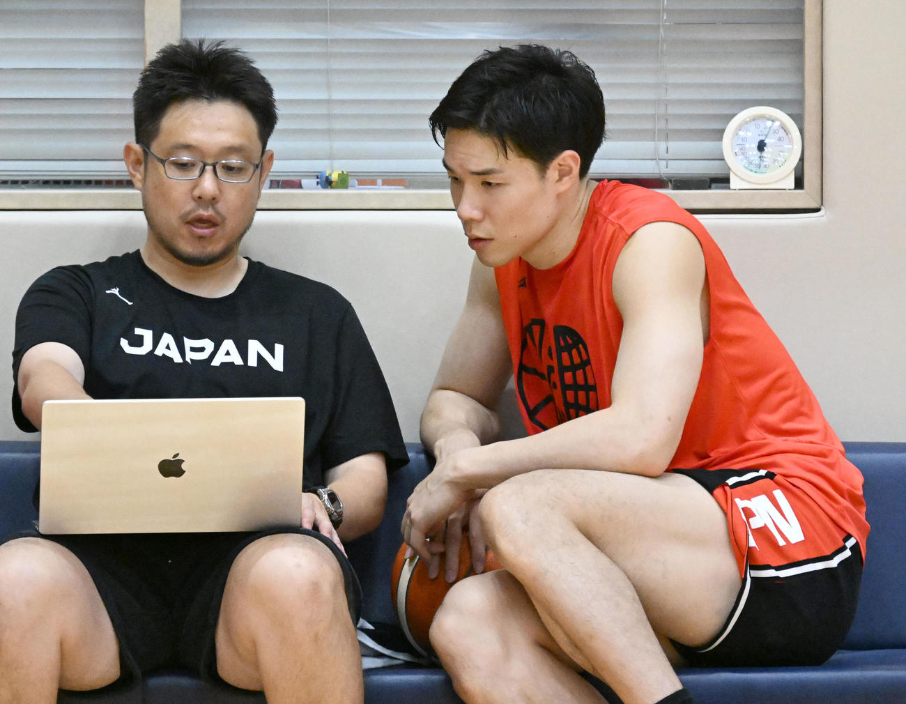 コーチングスタッフと話す馬場（撮影・千葉一成）