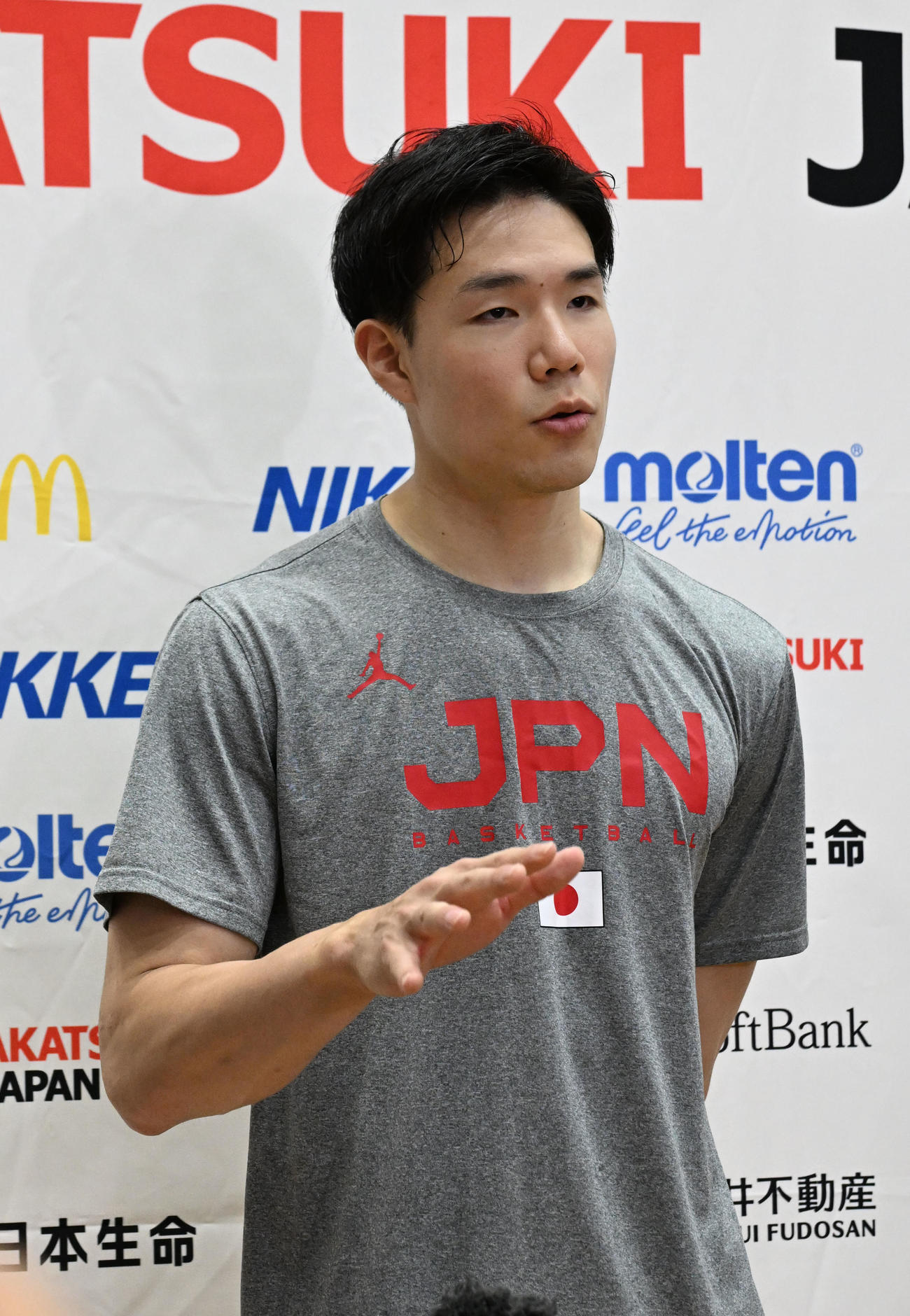 公開練習を終え、取材対応する馬場（撮影・千葉一成）