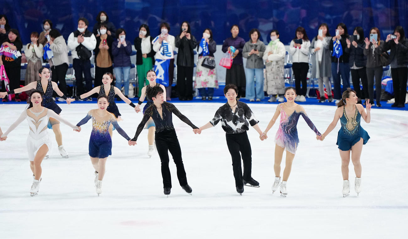 「ドリーム・オン・アイス2025」のフィナーレに臨む、右から坂本、千葉、鍵山、佐藤、松生、樋口（撮影・江口和貴）