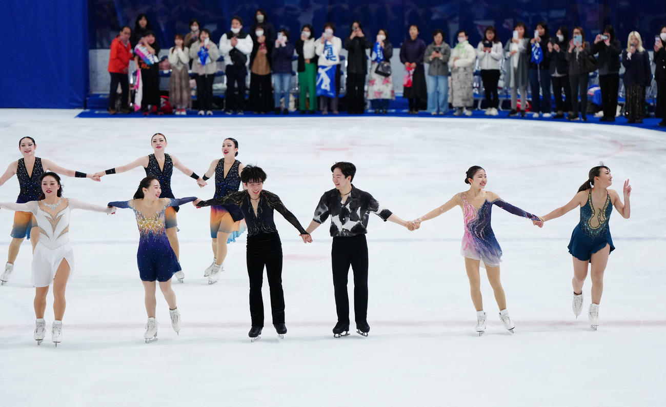 「ドリーム・オン・アイス2025」のフィナーレに臨む、右から坂本、千葉、鍵山、佐藤、松生、樋口（撮影・江口和貴）