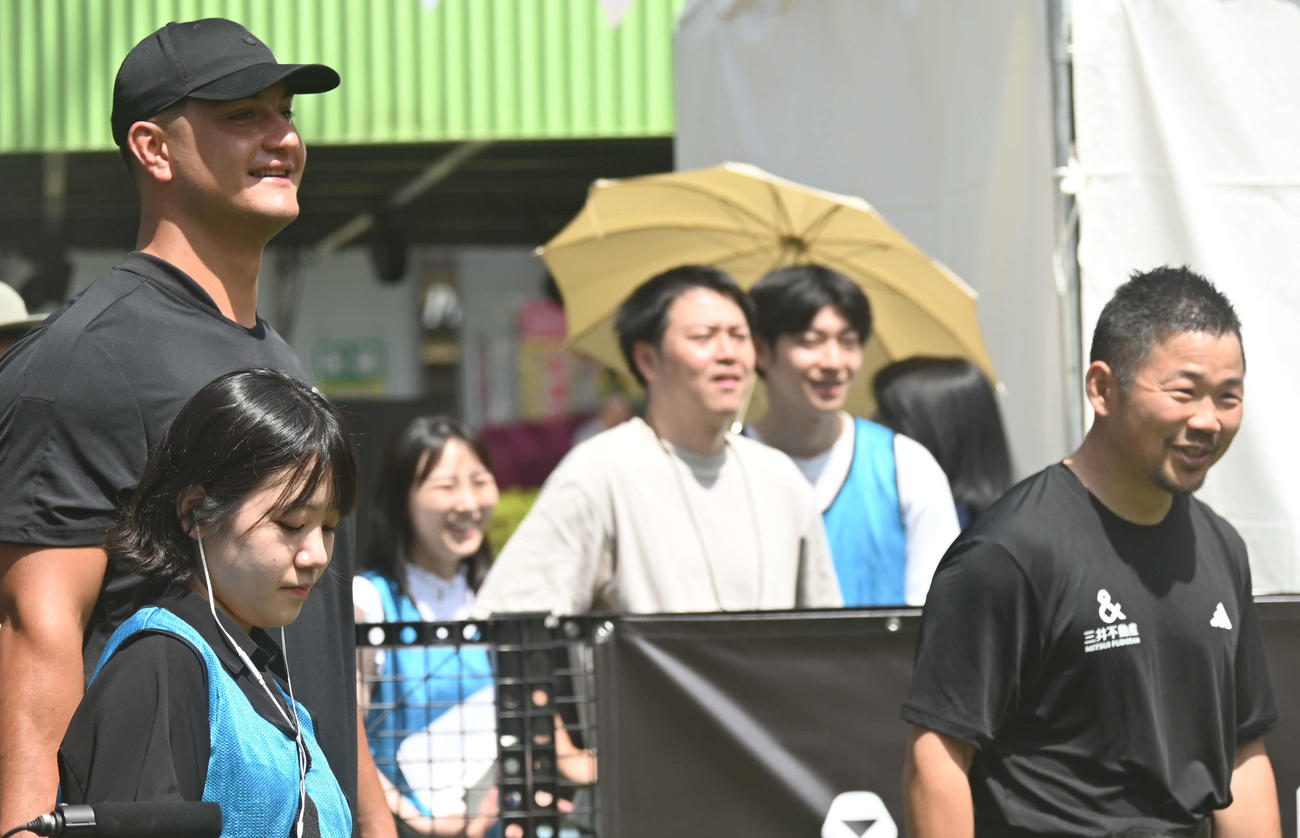 笑顔で子どもたちと交流するメイソン・トゥパエア（左）と田中史朗氏（撮影・飯岡大暉）