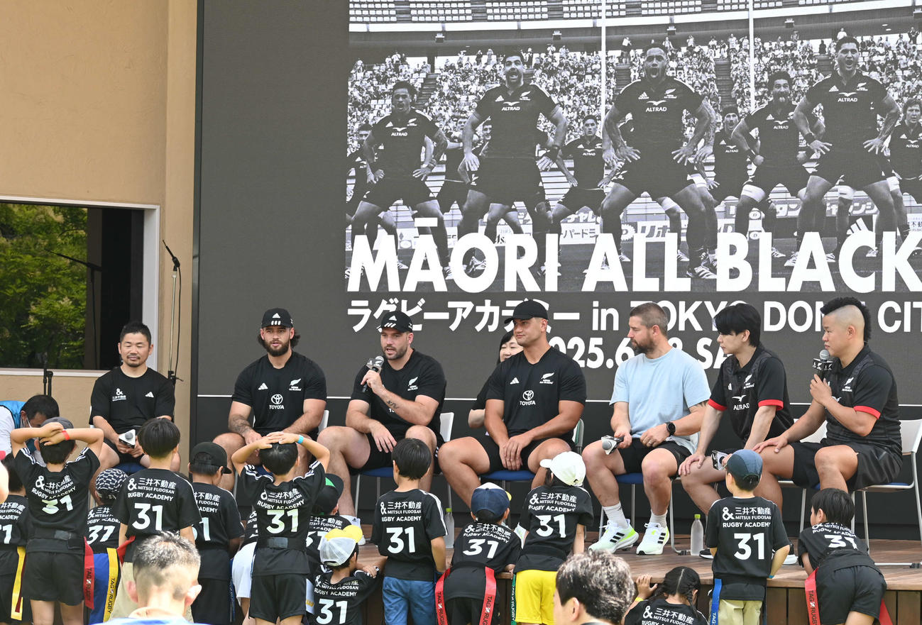 トークショーで子どもたちの質問に答えるマオリ・オールブラックスの選手たち（撮影・飯岡大暉）