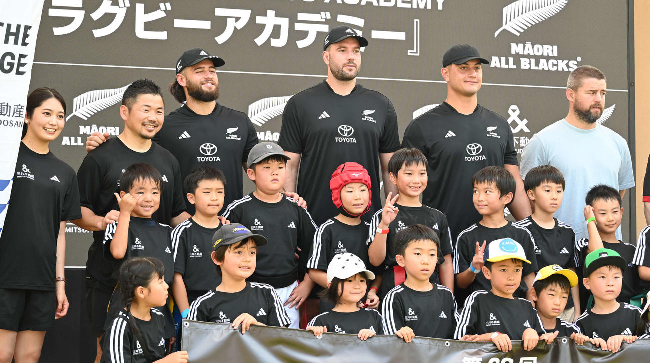 子どもたちと記念撮影する、右からデイン・コールズ氏、メイソン・トゥパエア、アントニオ・シャルフーン、コーリー・エヴァンズ、田中史朗氏（撮影・飯岡大暉）