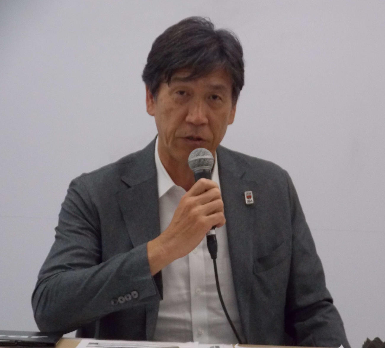 記者会見に臨んだ日本協会の渡辺信治事務総長（撮影・松本航）